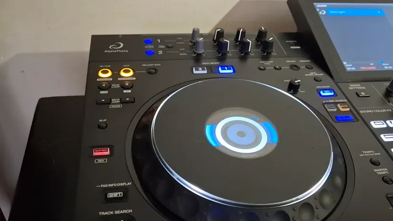 Vista general de la consola AlphaTheta XDJ-AZ