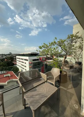 Terraza con sillones y vista a la ciudad