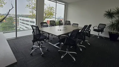 Sala de juntas con vista a la ciudad