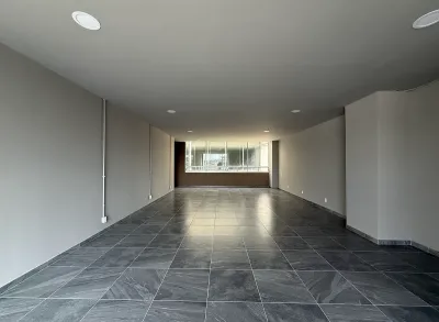 Oficina con piso de porcelanato y ventanales
