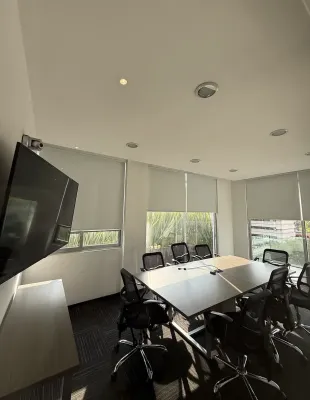 Sala de juntas con mesa para 10 personas