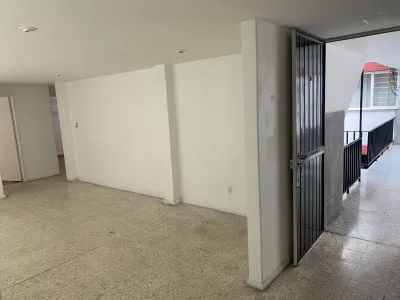 Sala comedor con piso de granito y puerta de entrada
