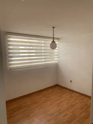 Recámara con ventana y persiana