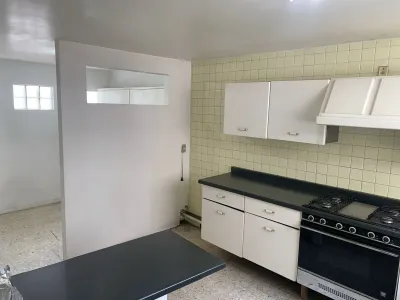 Cocina con estufa y gabinetes