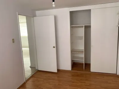 Recámara con clóset y puerta