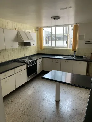 Cocina con alacena, estufa y barra